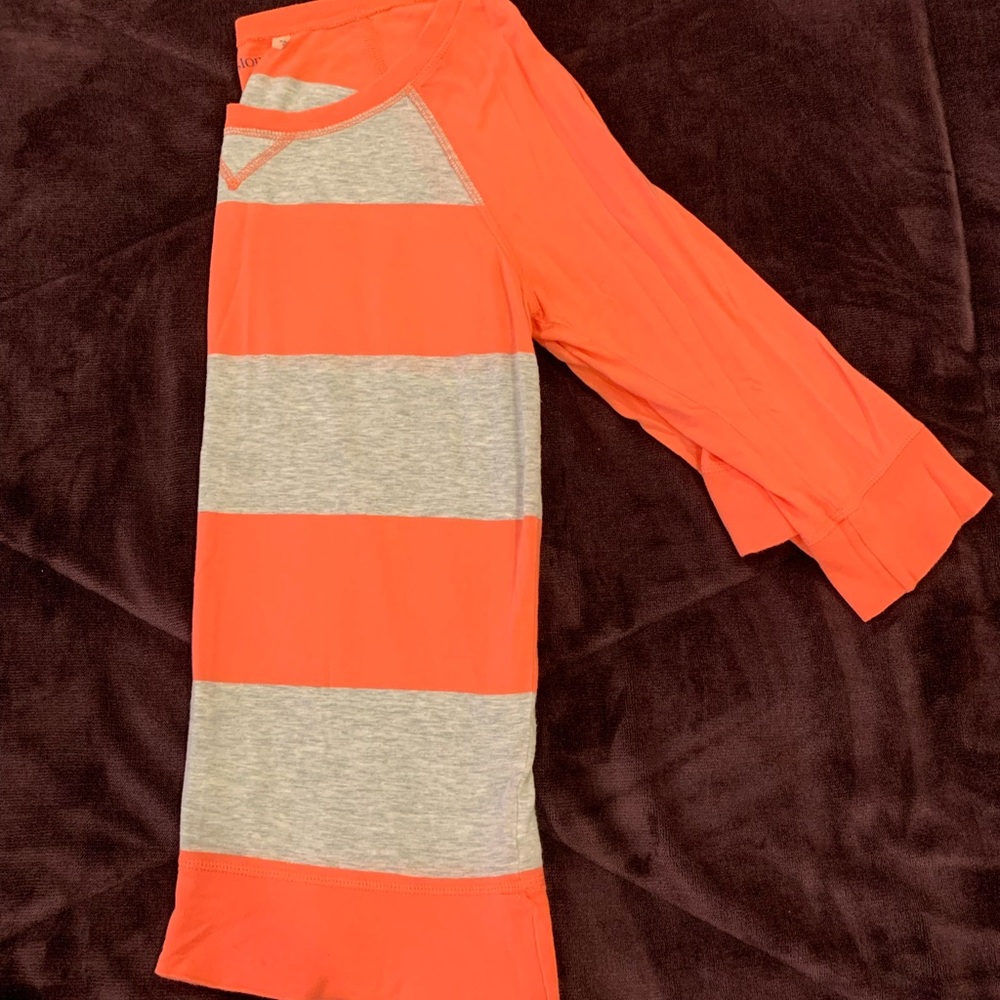 Medium lightweight cute 3/4 shirt. Caslon